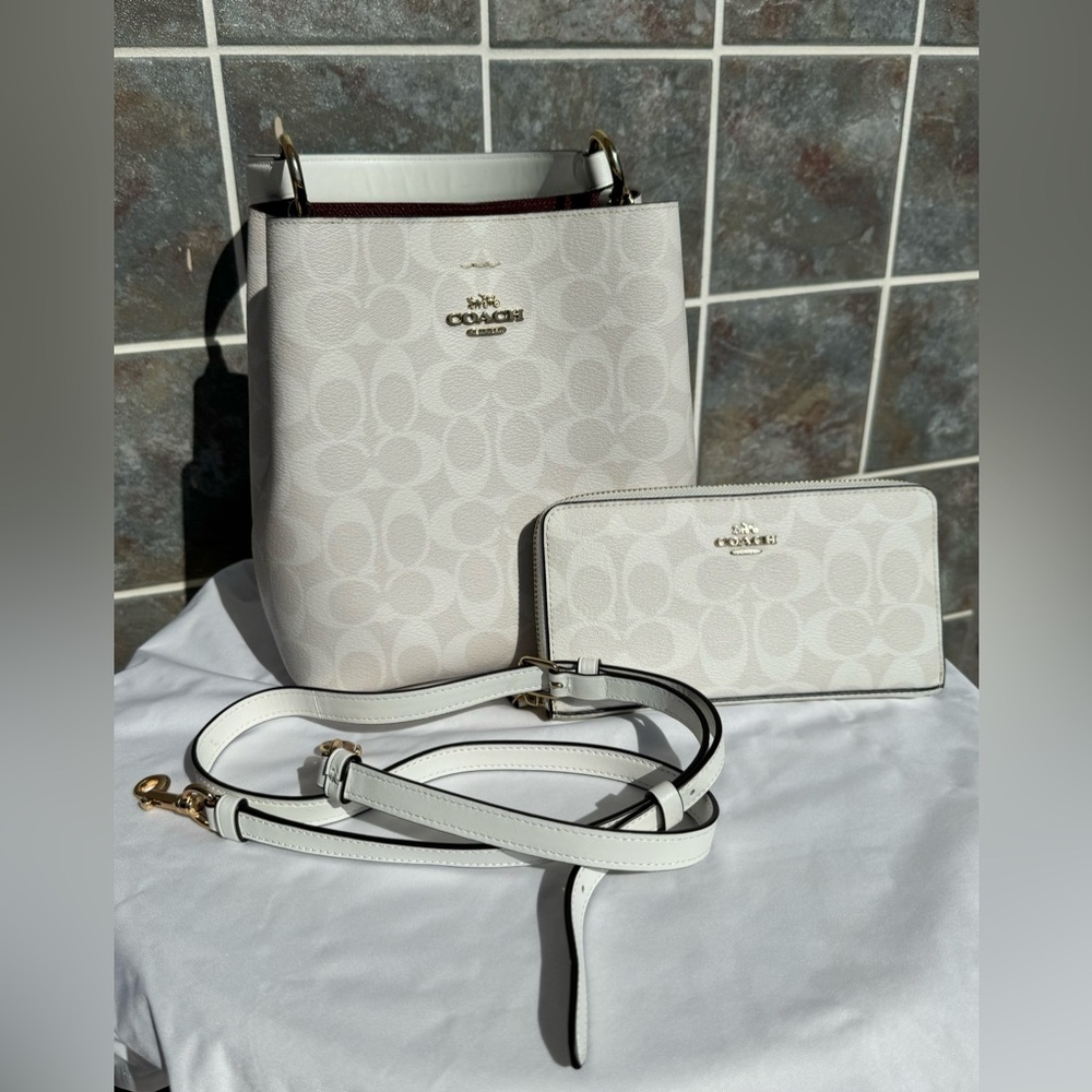 White Coach Bucket Bag with matching wallet - excellent condition - Picture 3 of 15